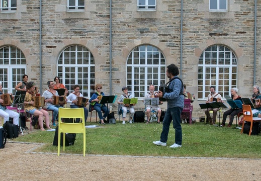 Sébastien Bertrand, accompagné de ses élèves de l’école Musikadomia