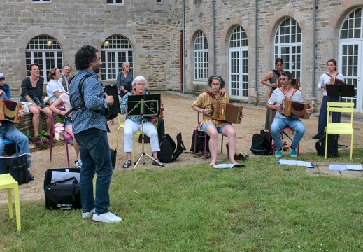 Sébastien Bertrand, accompagné de ses élèves de l’école Musikadomia