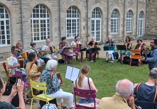 Sébastien Bertrand, accompagné de ses élèves de l’école Musikadomia