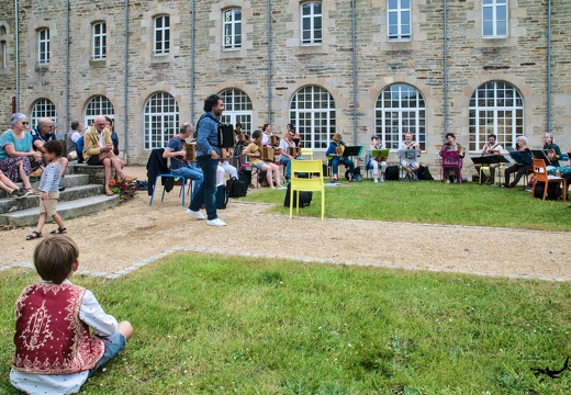 Sébastien Bertrand, accompagné de ses élèves de l’école Musikadomia